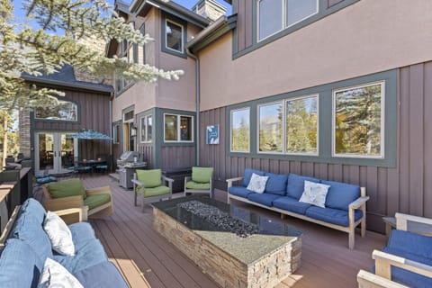 Front deck with firepit to enjoy the views