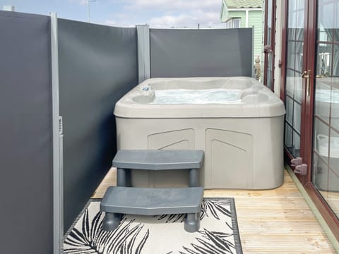 Hot tub | Sunnyside Lodge, Monreith