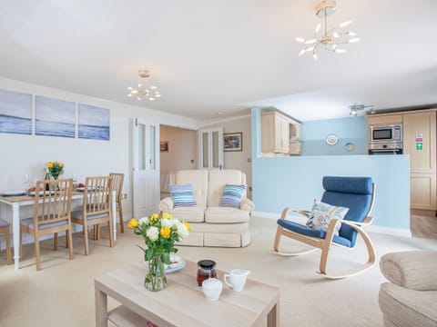 Living room/dining room | WavesGreat Cliff, Dawlish