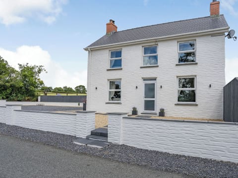 Exterior | Penlon Cwrws, Henllan