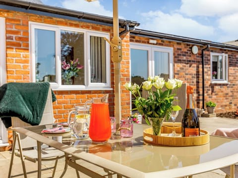 Sitting-out-area | The Woodlands Farmhouse, Willington, Malpas