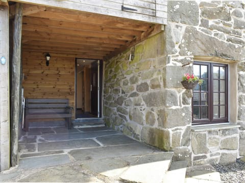 Exterior | Stabal Rhoswen, Cwm Cyfnal