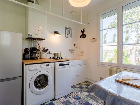 Cabinetry, Property, Furniture, Countertop, Window, Sink, Laundry Room, Building, Wood, Kitchen Stove