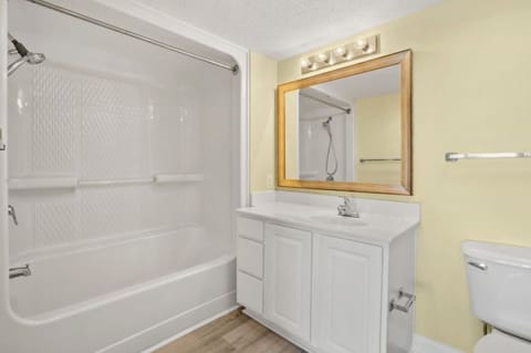 Combined shower/tub, towels