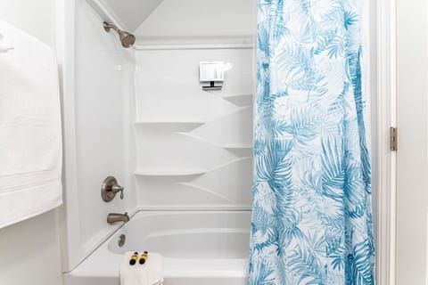 Combined shower/tub, hair dryer, towels, soap