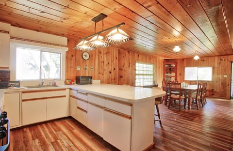 Spacious kitchen so everyone can help cook up a yummy meal. 