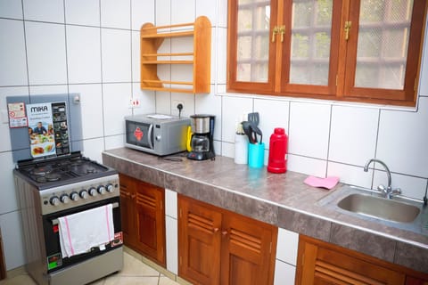 Fridge, microwave, oven, coffee/tea maker