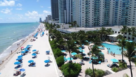 Beach nearby, sun loungers, beach towels