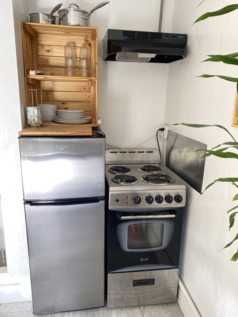 Fridge, oven, stovetop, coffee/tea maker