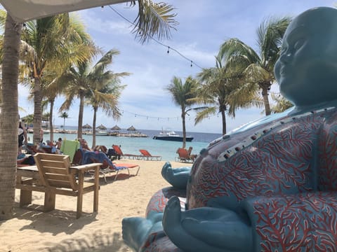 Beach nearby, sun loungers, beach towels