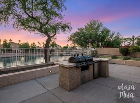 The west-facing back yard offer exquisite views of the famous Arizona sunsets. 