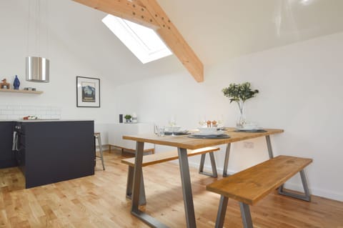 Birch House, St Agnes. First floor: The dining table is perfect romantic dinners and family game nights!
