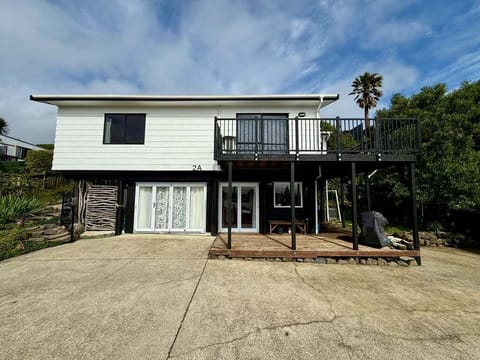 Your downstairs hideaway in Raglan — private access and easy parking