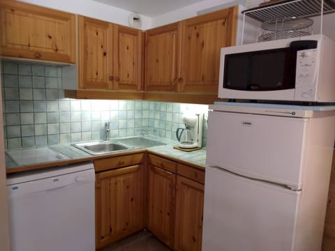 Fridge, microwave, dishwasher, cookware/dishes/utensils