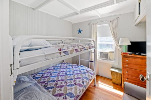 4 bedrooms, internet, bed sheets