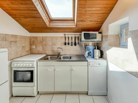 Tap, Cabinetry, Countertop, Kitchen Sink, Sink, Building, Furniture, Property, Plumbing Fixture, Kitchen Appliance