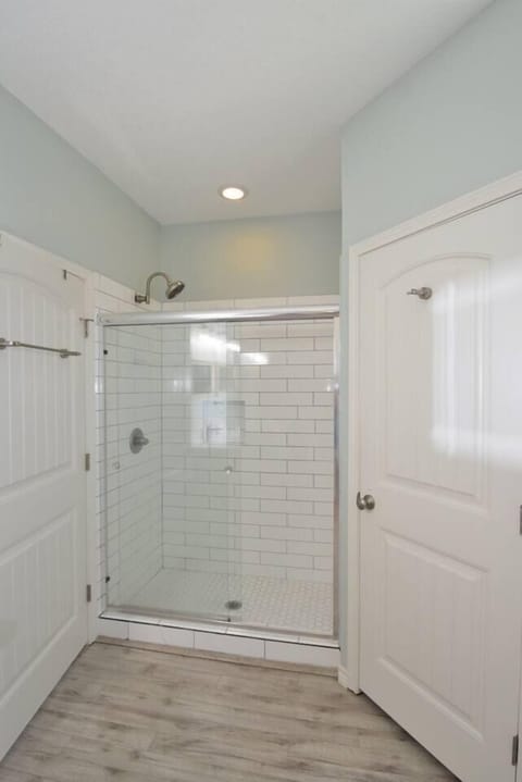 Combined shower/tub, hair dryer, towels