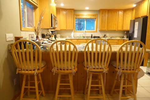 Additional eating space at the kitchen counter