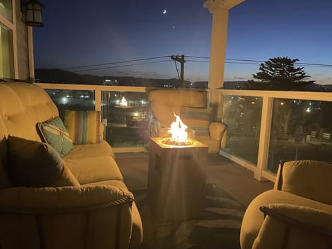 Relax with warmth of the Fire-pit. Soak in the sunset, ocean, moon and stars.