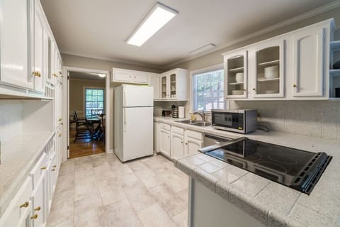 Private kitchen | Fridge, microwave, dishwasher, coffee/tea maker