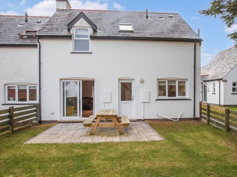 Sitting-out-area | Captain’s Lodge - Celtic Haven Resort, Lydstep, near Tenby