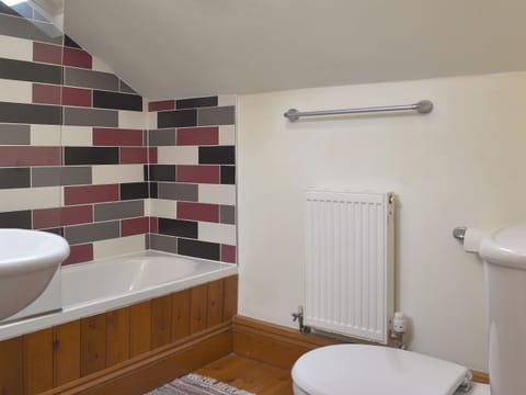 En-suite bathroom | Biskey Howe Cottage, Bowness on Windermere
