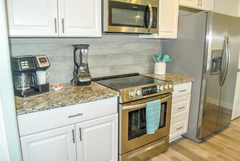 Hamilton Flex Brew coffee machine brews single serve k-pods or a full pot.