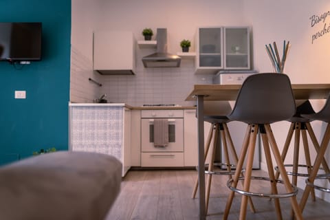 Fridge, oven, stovetop, coffee/tea maker