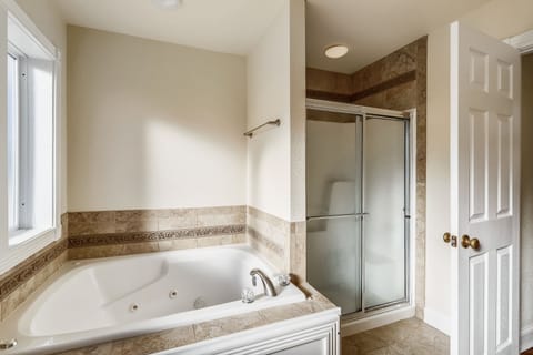 Combined shower/tub, towels