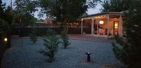 Historic Nob Hill home with cozy covered deck and close to Route 66. House in Albuquerque