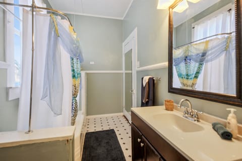 Combined shower/tub, hair dryer, towels