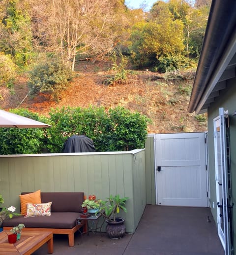 Bungalow courtyard views and comfy seating.
