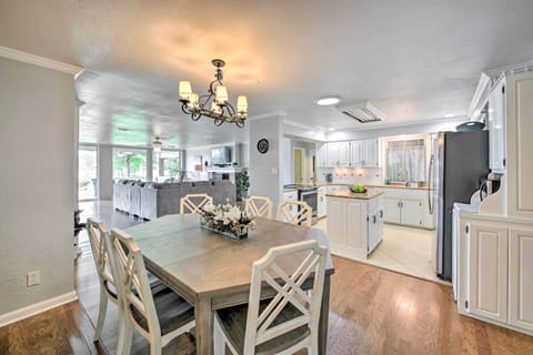 Dining Table | Dishware Provided