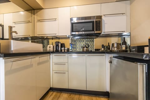 Fridge, microwave, stovetop, dishwasher