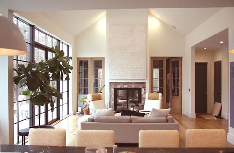 Living room | Smart TV, fireplace, books
