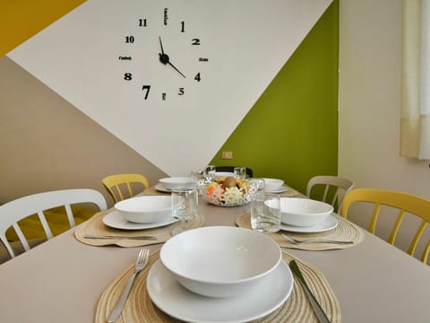 Table, Furniture, Tableware, Property, Dishware, Chair, Drinkware, Wood, Interior Design, Textile