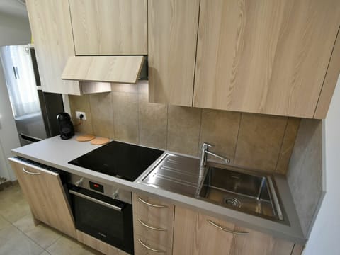 Cabinetry, Kitchen Sink, Countertop, Property, Building, Tap, Kitchen Stove, Kitchen Appliance, Sink, Wood
