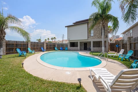 Sparkling swimming pool with ample pool lounge chairs and seating!