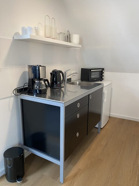 Fridge, oven, coffee/tea maker, electric kettle