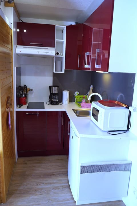 Fridge, microwave, dishwasher, coffee/tea maker