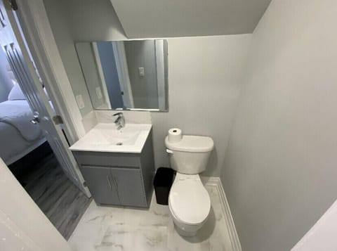 Combined shower/tub, towels, toilet paper