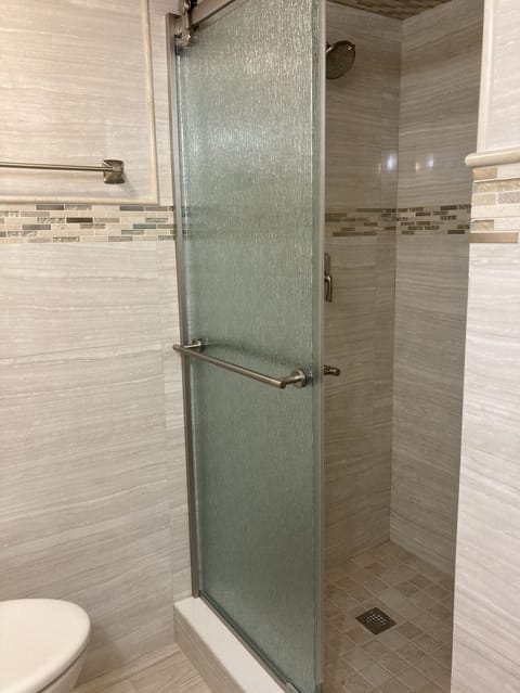 Combined shower/tub, hair dryer, bidet, towels