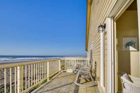 Gold Beach Vacation Rental | 2BR | 2.5BA | 2-Story Townhome | Stairs Required