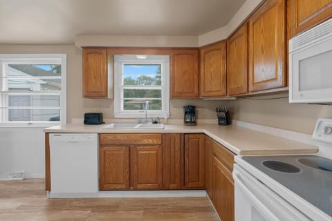 Fridge, oven, stovetop, coffee/tea maker