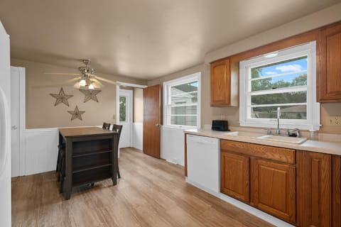 Fridge, oven, stovetop, coffee/tea maker