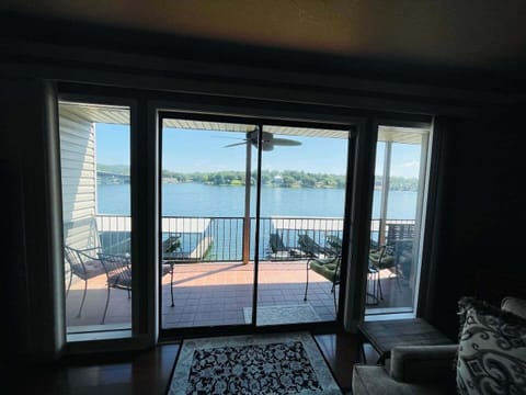Unbeatable lake front views of the main channel of Lake Hamilton!