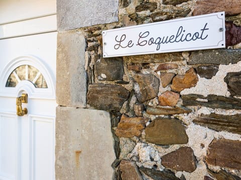 Building, Brick, Wood, Font, Plant, Stone Wall, Door, Rectangle, Facade