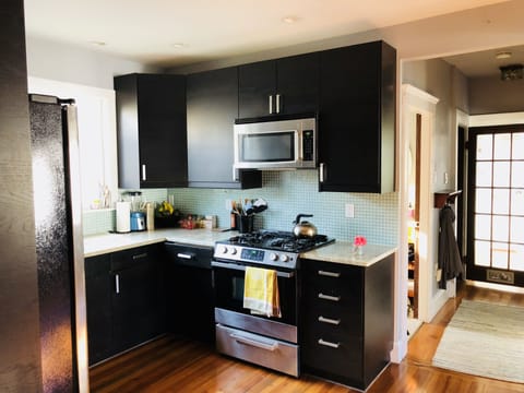 Private kitchen | Fridge, microwave, oven, stovetop