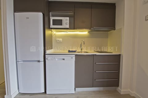 Fridge, microwave, dishwasher, coffee/tea maker