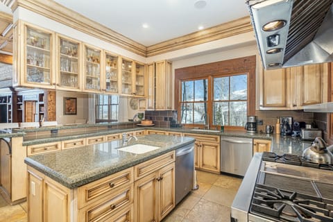 4.5-country-club-estate-mountain-village-kitchen2